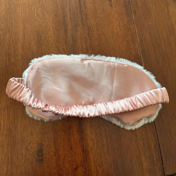 Light pink faux fur eye mask with beads inside - Picture 2 of 6